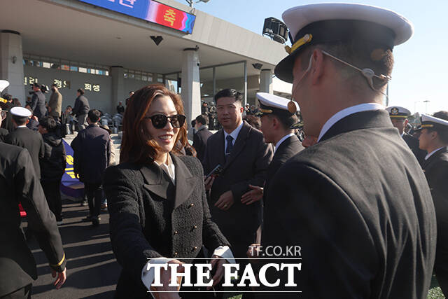 이재용 삼성전자 회장(왼쪽)과 임세령 대상홀딩스 부회장이 28일 오후 경남 창원 해군사관학교에서 열린 장남 이지호의 해군·해병대 사관후보생 임관식에 참석하고 있다. /창원=임영무 기자