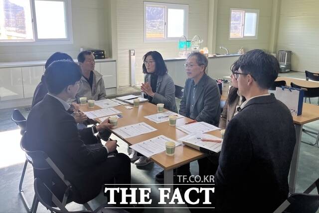 순천대학교가 고흥군과 지역 특산물을 활용한 가공식품 개발 평생교육 프로그램 운영을 위한 업무협약을 체결하고 있다./순천대학교