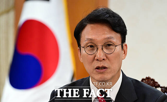 김민석 국무총리는 28일 제8차 국가첨단전략산업위원회를 주재하고 차세대 배터리 기술 개발에 2029년까지 2800억 원을 투입할 계획이라고 밝혔다. 정부는 원전 등 국가첨단전략기술 신규 지정과 로봇 등 신규 특화단지 지정도 검토할 예정이다. /임영무 기자