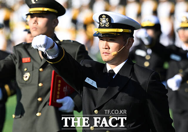 이재용 회장 장남 이지호 씨가 28일 오후 경남 창원시 진해구 해군사관학교에서 열린 '제139기 해군사관후보생 임관식'에 참석해 선서를 하고 있다. /창원=박헌우 기자