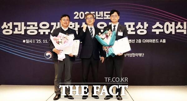 대전교통공사는 27일 2025 성과공유제 확산 유공으로 중소벤처기업부 장관상을 수상했다. 사진 왼쪽부터 이경복 대전교통공사 전략사업실장, 이청일 중소벤처기업부 상생협력정책과장, 최동걸 앤트랩 대표. /대전교통공사