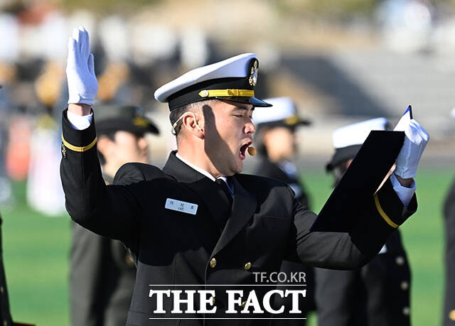 이재용 삼성전자 회장의 장남 이지호 씨가 28일 오후 경남 창원시 진해구 해군사관학교에서 열린 제139기 해군·해병대 사관후보생 임관식에서 선서를 하고 있다. /창원=박헌우 기자