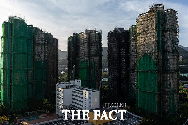 '새까맣게 그을린 홍콩 대형 화재 아파트'