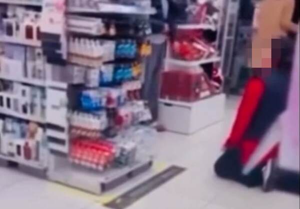 다이소 한 매장에서 직원이 손님에게 무릎을 꿇고 사과한 일이 발생하면서 도마 위에 올랐다. 다이소 측은 해당 직원의 심리적 안정에 집중하겠다는 방침이다. /온라인 커뮤니티