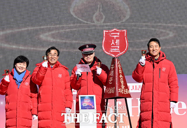 서영교 더불어민주당 의원과 전성환 대통령실 국민통합수석, 김병윤 구세군 한국군국 사령관, 오세훈 서울시장(왼쪽부터)이 28일 서울 광화문광장 놀이마당에서 열린 2025 구세군 자선냄비 시종식에 참석해 타종 세리머니를 하고 있다.