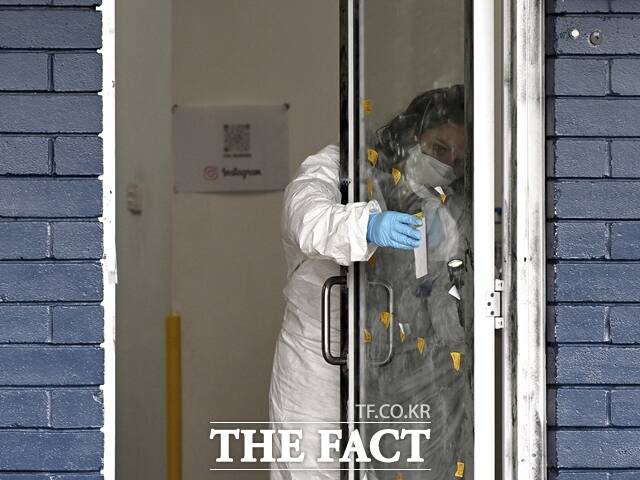 살인 피고인 유 씨는 교도소에서 두 달 전까지만 해도 나는 착했다. 그런데 지금은 살인자가 됐다며 부끄러움과 죄책감, 그리고 슬픔을 느낀다고 고백했다고 전해졌다. 사진은 지난해 2월 21일 사건 현장을 조사 중인 경찰 과학수사대의 모습. /AP.뉴시스