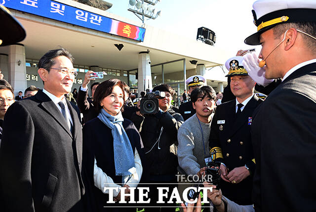 이재용 삼성전자 회장(왼쪽)과 임세령 대상홀딩스 부회장이 28일 오후 경남 창원 해군사관학교에서 열린 장남 이지호의 해군·해병대 사관후보생 임관식에 참석하고 있다. /창원=임영무 기자