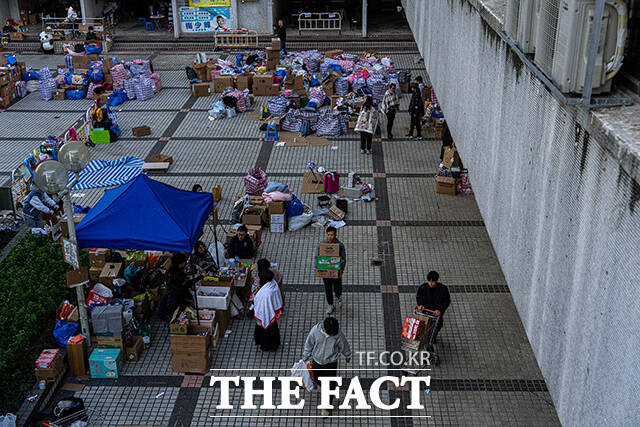 자원봉사자들이 기부된 물품을 배포하고 있다. /홍콩=AP.뉴시스