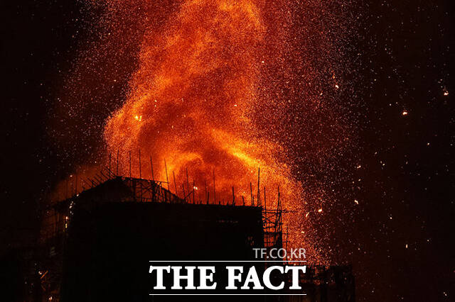 홍콩에서 26일(현지시간) 발생한 고층 아파트 단지 화재 참사로 인한 사망자가 28일 94명으로 증가했다. 이 중 소방관 1명도 포함됐다. /AP.뉴시스