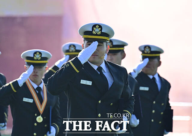 이재용 회장 장남 이지호 씨가 28일 오후 경남 창원시 진해구 해군사관학교에서 열린 '제139기 해군사관후보생 임관식'에 참석해 선서를 하고 있다. /창원=박헌우 기자