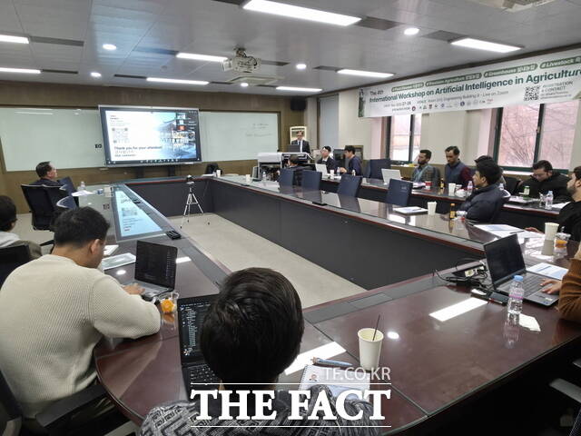 전북대학교 지능형로봇연구소는 지난 27일부터 28일까지 공대 8호관 203호에서 AI 기반 스마트농업 기술 국제워크숍을 개최했다. /전북대