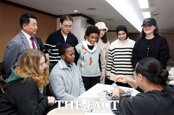 28일 대전 서구청 장태산실에서 관내 외국인 주민들이 참가한 가운데 2025년 하반기 제2차 한국문화교실이 열리고 있다. /대전 서구