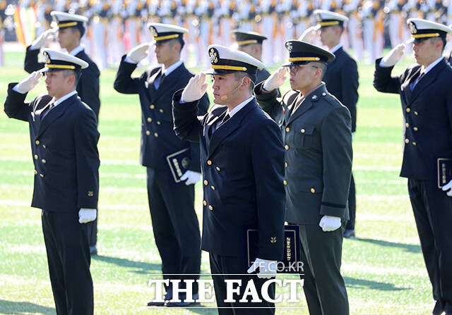 이재용 회장 장남 이지호 씨가 28일 오후 경남 창원시 진해구 해군사관학교에서 열린 '제139기 해군사관후보생 임관식'에 참석해 선서를 하고 있다. /창원=박헌우 기자
