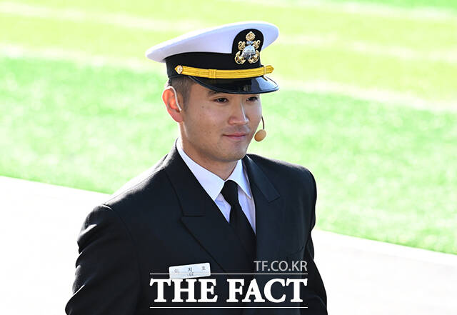 이재용 회장 장남 이지호 씨가 28일 오후 경남 창원시 진해구 해군사관학교에서 열린 '제139기 해군사관후보생 임관식'에 참석해 선서를 하고 있다. /창원=박헌우 기자