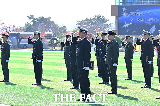 이재용 회장 장남 이지호 씨가 28일 오후 경남 창원시 진해구 해군사관학교에서 열린 '제139기 해군사관후보생 임관식'에 참석해 선서를 하고 있다. /창원=박헌우 기자