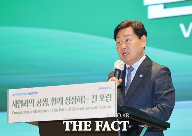 지난 27일부터 이틀간 전북 일원에서 슬로베니아, 가나, 앙골라, 파키스탄, 에스토니아 등 주한 외교사절단을 초청한 전북 치유관광 체험 및 자연과의 공생 포럼이 열린 가운데 김관영 전북도지사가 환영사를 하고 있다. /전북도