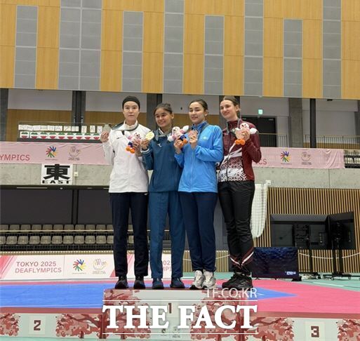 2025 도쿄 데플림픽 시상식에서 충남도 선수가 메달을 획득하고 기념 촬영을 하고 있다. /충남장애인체육회