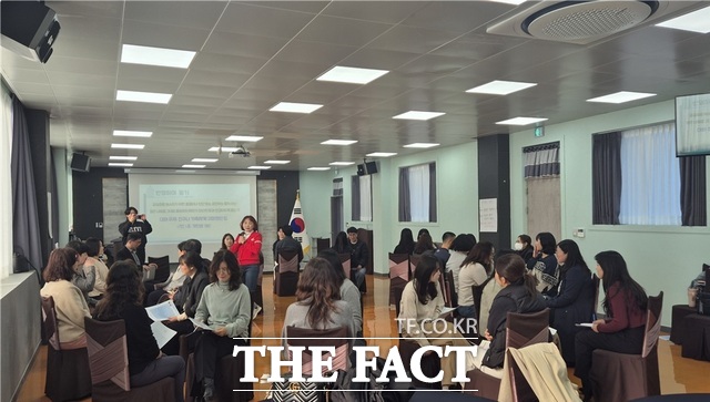 교원들이 충남도교육청이 개발·보급한 관계 회복 프로그램 교육자료를 실제 활용해 실습형 교육을 받고 있다. /충남도교육청