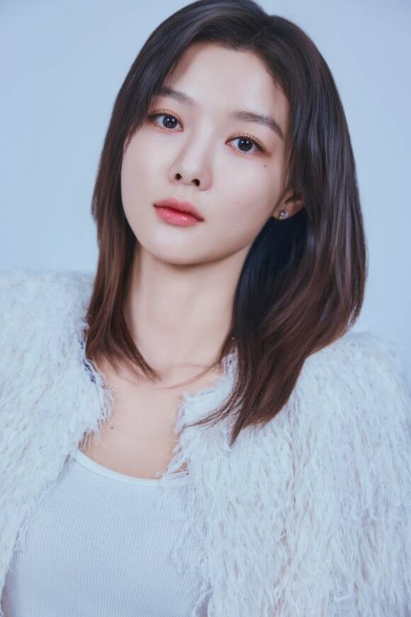 배우 김유정이 <더팩트>와 만나 티빙 오리지널 시리즈 친애하는 X 관련 인터뷰를 진행했다. /티빙