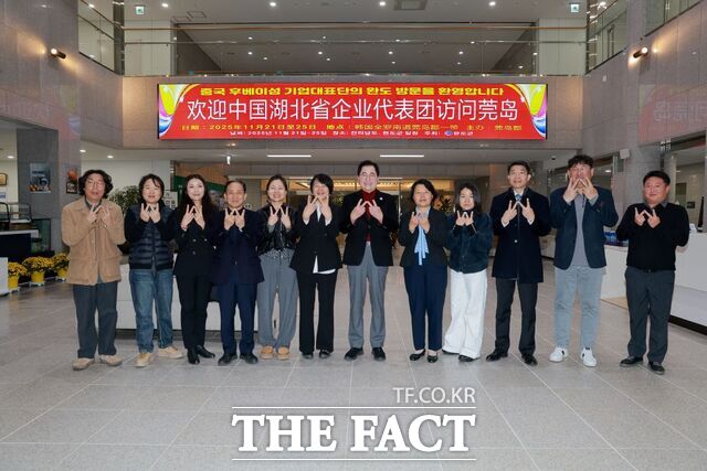 완도군이 중국 후베이성 기업 대표단을 초청해 팸투어 행사를 진행하고 기념사진을 찍고 있다. /완도군