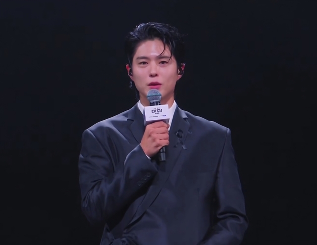 배우 박보검이 '2025 MAMA AWARDS' 무대에 올라 묵념의 시간을 가졌다. /방송 화면 캡처