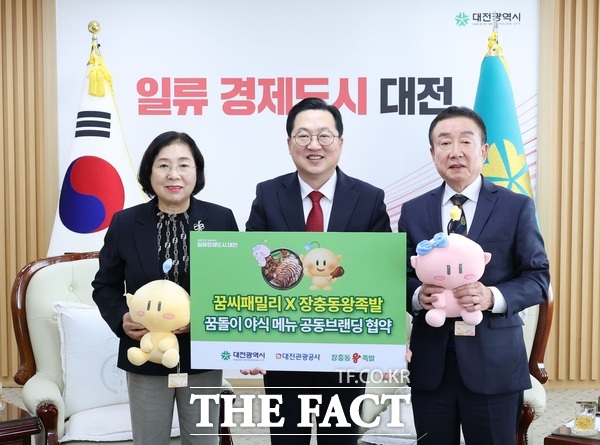 대전시와 대전관광공사, 장충동왕족발이 28일 공동브랜딩 업무협약을 체결했다. 왼쪽부터 신신자 장충동왕족발 대표, 이장우 대전시장, 전재홍 대전관광공사 상임이사. /대전시