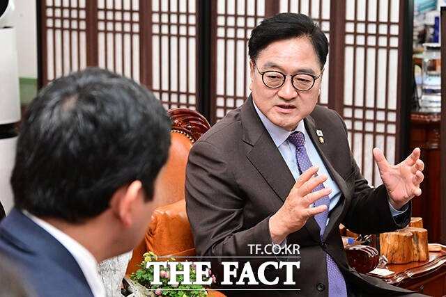 국회가 비상계엄 관련 주요 공간을 탐방하는 '다크 투어'를 진행하는 가운데 우원식 국회의장(오른쪽)이 직접 도슨트에 나서기로 했다. /남윤호 기자