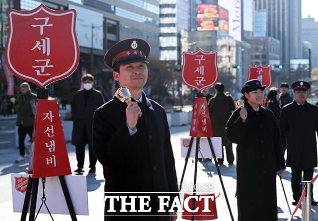 28일 서울 광화문광장 놀이마당에서 2025 구세군 자선냄비 시종식이 열린 가운데, 구세군 자선냄비 자원봉사자들이 타종하고 있다. /이새롬 기자