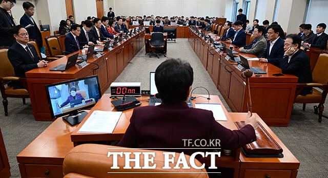 국회 기획재정위원회가 배당소득 분리과세 과세 구간에 50억 원 초과 구간을 신설하고, 최고세율을 30%로 적용하는 방안에 합의했다./남윤호 기자