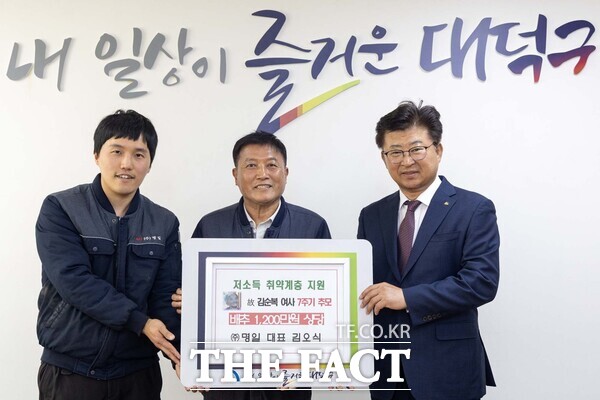 주식회사 명일 김오식 대표가 28일 대전 대덕구에 1200만 원 상당의 배추를 기탁했다. 사진 왼쪽부터 김민관 명일 과장, 김오식 명일 대표와 최충규 대덕구청장. /대덕구