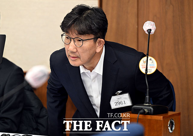 통일교 측에서 1억 원 상당의 불법 정치자금을 받은 혐의 등으로 구속기소된 권성동 국민의힘 의원의 1심 변론이 내달 17일 종결할 전망이다. 권 의원이 지난 3일 서울 서초동 서울중앙지법에서 통일교로부터 불법 정치자금을 수수한 혐의 사건 1차 공판에 출석해 자리에 앉고 있다.