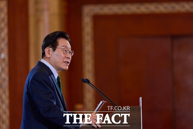 이재명 대통령은 28일 홍콩 아파트 화재 참사에 대해 이웃의 가슴 아픈 소식에 깊은 애도와 위로의 마음을 전한다고 밝혔다. 이 대통령이 17일(현지시간) 아랍에미리트연합(UAE) 아부다비의 한 호텔에서 열린 동포 만찬간담회에서 발언하고 있다. /대통령실