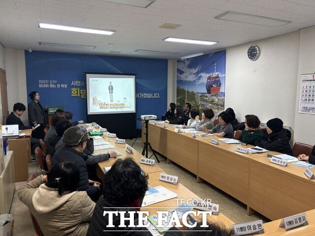 목포시가 관내 통장들을 대상으로 올바른 분리배출 방법과 자원순환 교육을 실시하고 있다. /목포시