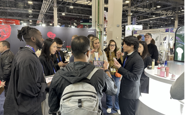 올해 초 열린 CES 2025에 참가한 에이피알 부스에 외국인 방문객들이 몰려들고 있다. /에이피알