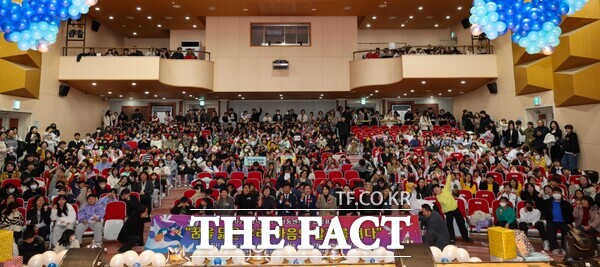 대전 대덕구는 27일 대덕구청소년어울림센터에서 꿈을 닮은 우리, 마음의 날개를 펴다를 주제로 500여 명이 참석해 ‘2025 대덕구 지역아동센터 연합발표회’를 개최했다. /대덕구