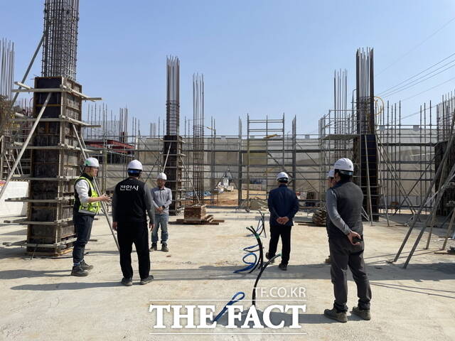 천안시 공무원들이 겨울철 안전사고 예방을 위해 건설공사장을 점검하고 있다. /천안시