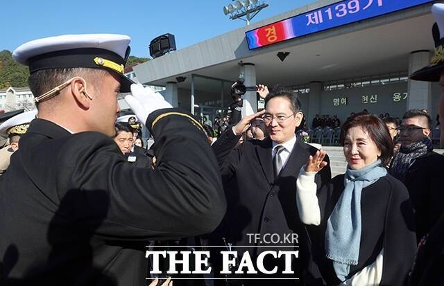 이지호 씨가 경례하자 이재용 삼성전자 회장과 홍라희 삼성미술관 리움 명예관장이 경례로 화답하고 있다. /창원=임영무 기자