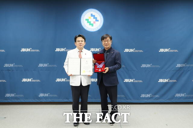 전북대학교병원은 28일 2025년 제12회 사랑의 열매 대상 기부 분야에서 나눔장을 수상했다. /전북대병원