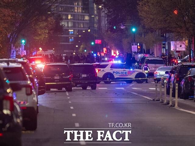 26일(현지시간) 워싱턴 D.C. 백악관 인근에서 아프가니스탄 출신 이민자가 군인을 총으로 쏘는 사건이 발생했다. 이 사건으로 웨스트버지니아 주방위군 소속 사라 벡스트롬 상병이 사망했고,앤드루 울프 하사는 중태에 빠졌다. 사진은 이날 사건 현장을 지키는 워싱턴 D.C. 경찰의 모습. /신화.뉴시스