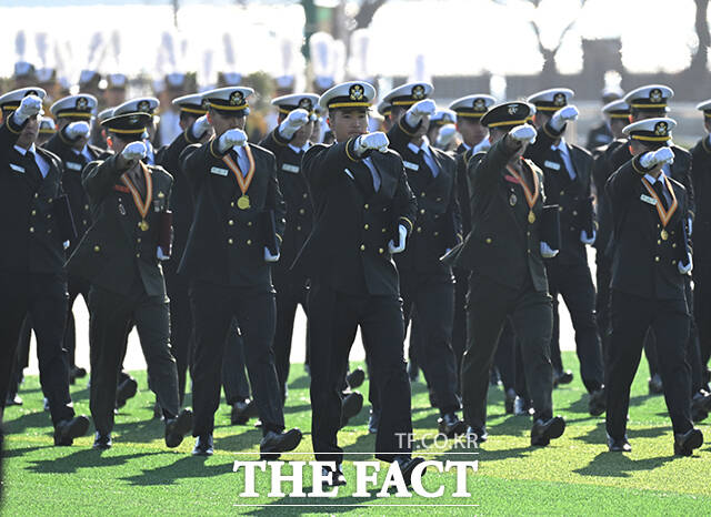 이재용 회장 장남 이지호 씨가 28일 오후 경남 창원시 진해구 해군사관학교에서 열린 '제139기 해군사관후보생 임관식'에 참석해 선서를 하고 있다. /창원=박헌우 기자