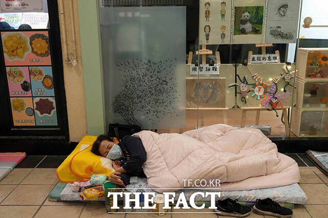 화재로 피해를 입은 주민이 인근 상가로 대피해 휴식을 취하고 있다. /홍콩=AP.뉴시스