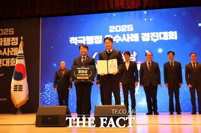 세종시가 27일 정부세종청사에서 열린 2025 적극행정 우수사례 경진대회에서 지자체 분야 장려상을 수상한 뒤 관계자들이 기념촬영을 하고 있다. /세종시