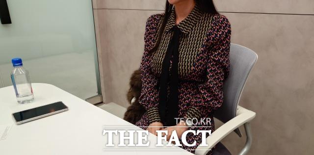 인플루언서로 활동 중인 A씨는 배우 박시후가 자신의 가정을 파탄 냈다고 주장하며 소셜 미디어에 게시물을 게재한 적이 있다. A씨가 27일 오후 서울 서초구 법무법인 대온 사무실에서 <더팩트>와 만나 인터뷰에 임하고 있다./최현정 기자