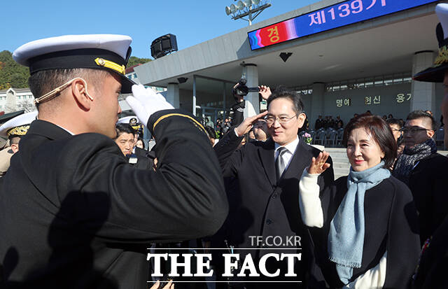 이재용 삼성전자 회장(왼쪽)과 홍라희 전 삼성미술관 리움 관장이 28일 오후 경남 창원 해군사관학교 연병장에서 열린 제139기 해군·해병대 사관후보생 수료 및 임관식에 참석해 장남 이지호 소위로부터 경례를 받고 있다. /창원=임영무 기자