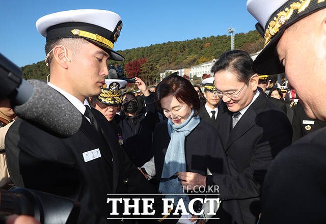 이재용 삼성전자 회장(왼쪽)과 임세령 대상홀딩스 부회장이 28일 오후 경남 창원 해군사관학교에서 열린 장남 이지호의 해군·해병대 사관후보생 임관식에 참석하고 있다. /창원=임영무 기자
