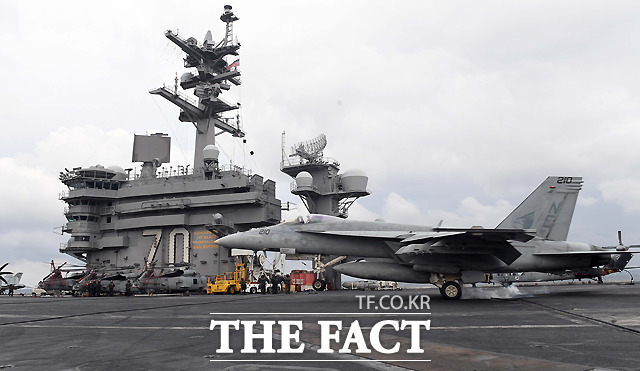 한미연합훈련이 다시 핵심이슈로 등장하고 있다. 특히 경주 APEC(아태경제협력체)을 계기로 ‘트럼프-김정은 회동’이 성사되길 기대했던 한국 정부측의 움직임이 주목된다.사진은 지난 2017년 한미연합훈련에 참여한 미국 제3함대 소속의 핵항공모함인 칼빈슨호./더팩트DB