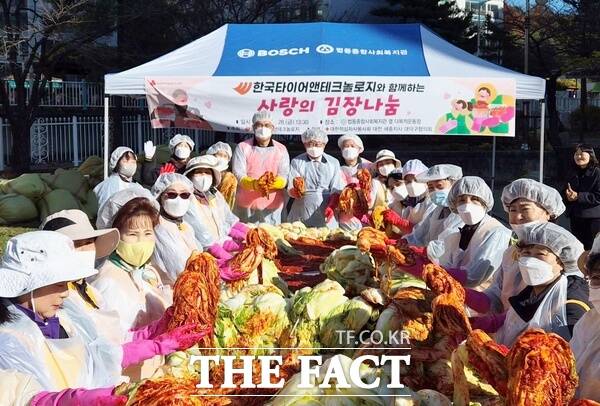 법동종합사회복지관이 28일 한국타이어앤테크놀로지 한가족봉사단과 함께 120명(1200㎏)의 지역 어르신들에게 김장김치를 전달하는 사랑의 김장나눔 행사를 펼쳤다. /법동종합사회복지관