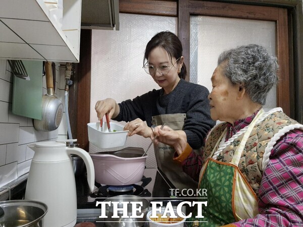 27일 대덕구노인종합복지관 함께 가까이 프로그램 참여 어르신이 생활지원사와 함께 요리를 만들고 있다. /대덕구노인종합복지관