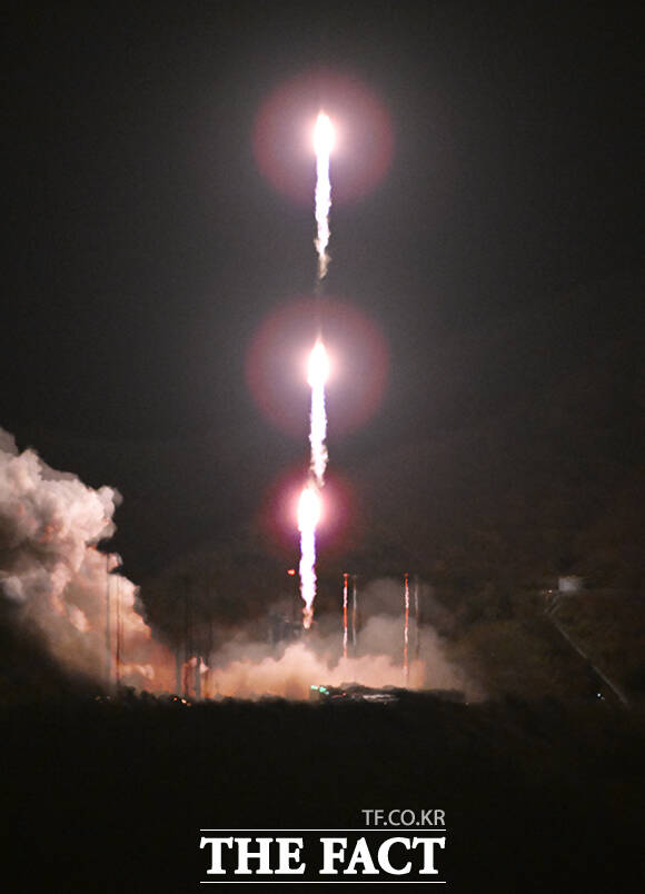 한국형 발사체 누리호가 27일 새벽 전남 고흥군 나로우주센터에서 발사되고 있다. /여수=박헌우 기자