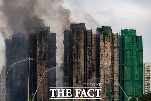 날이 밝자 까맣게 그을린 화재 현장이 드러나고 있다. /홍콩=AP.뉴시스